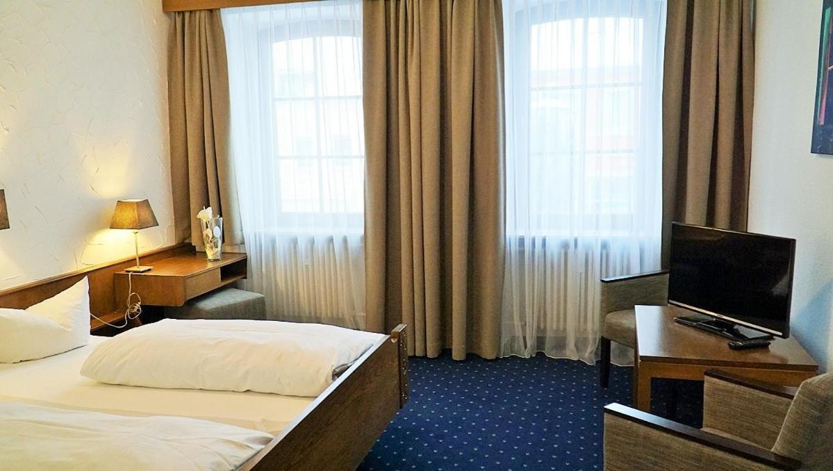Hotel Zum Goldenen Ochsen Maikammer Bagian luar foto